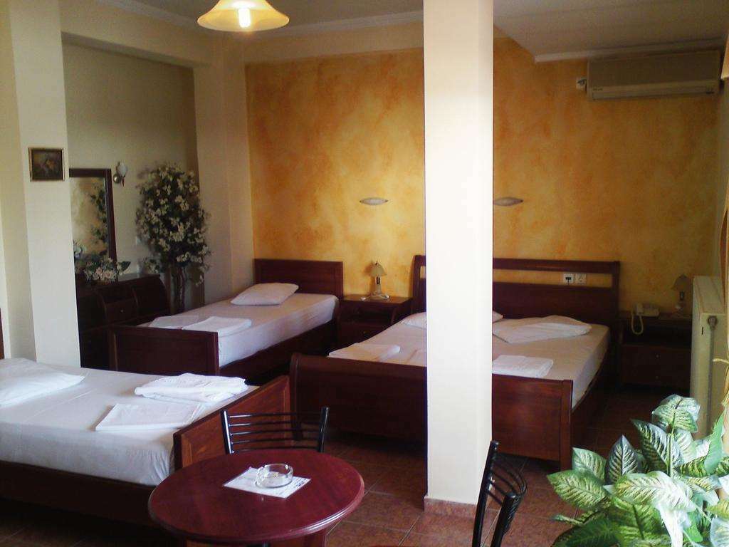 Faros II Hotell Pireus Rum bild